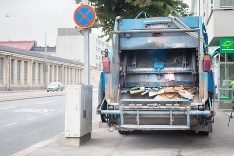 Garbage truck garbage collection process in Scandinavia Stock-Fotos