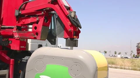 A garbage truck is picking up trash Stock Footage 65478156