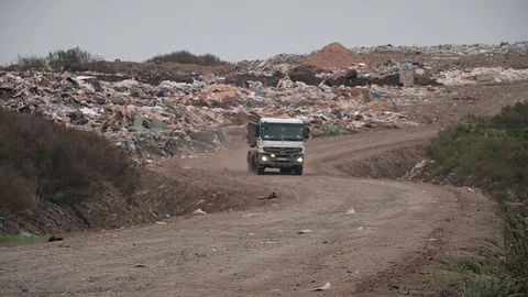 Garbage truck. Processing of waste, garbage. Sorting. Montain garbage. Vídeos de archivo 82470081