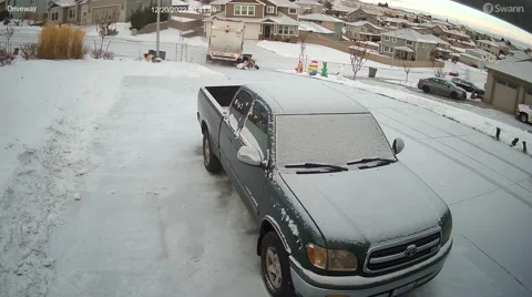 Garbage Truck Slides Down Snowy Hill, Richland, Washington, USA - 28 Dec 2022 Vídeo Stock 228625955