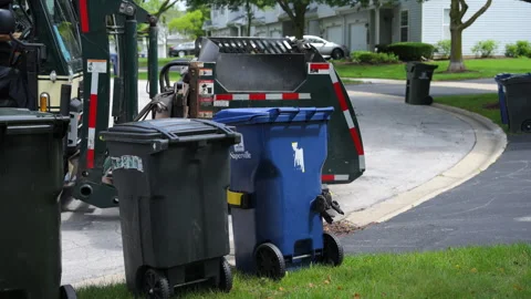 Garbage truck unloading a garbage can Close up. Middle shot. USA. Naperville IL Vidéo 280441065