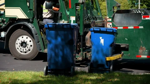 Garbage truck unloading a garbage can at sunny day. Close up shot. USA Vídeos de archivo 306323116