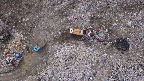 Garbage trucks unload garbage to a landfill in the vicinity of the city of Vídeo Stock 126927283