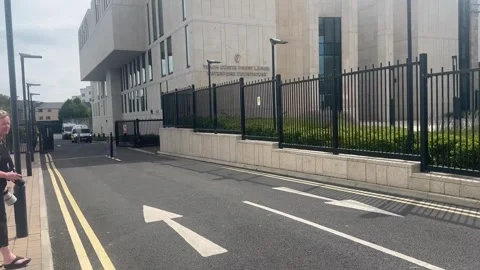 Garda van leaves court as man appears in connection with suspected stabbing at  库存影片 340264611