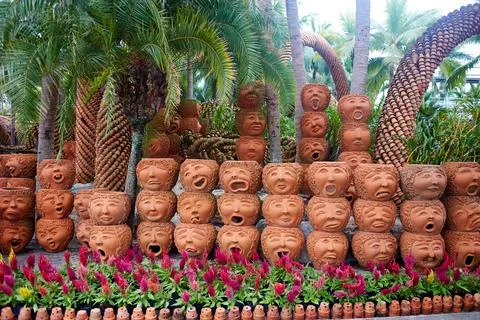 A garden of clay pots with human faces in the Nong Nooch Tropical Park. Foto stock