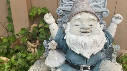 Garden Gnome Windy Day Vídeos de archivo 161852666