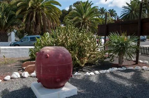 Garden with monument Stock-Fotos