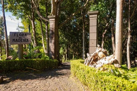Garden path through stone pillars at Flora da Madeira, Portugal Foto stock