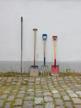 Garden Tools on Cobble Surface with Weed Foto stock