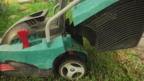 Gardener fixes grass container Video stock 159295238