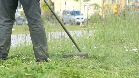 Gardener man mows grass to make beautiful design Vídeo Stock 78078018