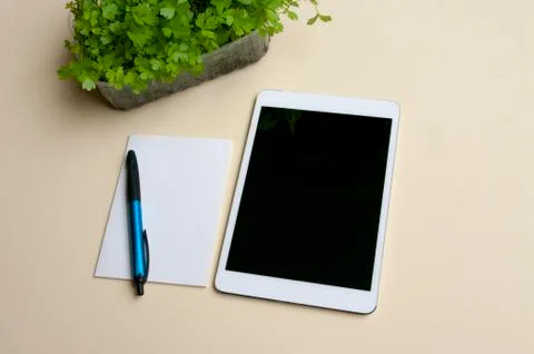 Gardening note with pen, tablet computer. mock up, fressh sprouts. Close up Foto stock