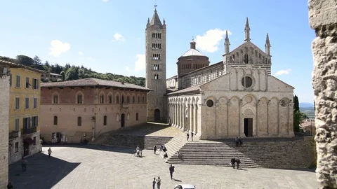 Garibaldi Square, in the old town centre of Massa Marittima, Tuscany, Italy 库存影片 90075070