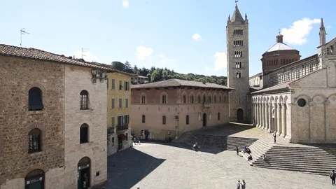 Garibaldi Square, in the old town centre of Massa Marittima, Tuscany, Italy 库存影片 90075072