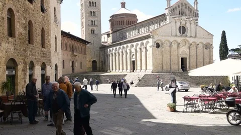Garibaldi Square, in the old town centre of Massa Marittima, Tuscany, Italy Vídeo Stock 90075074