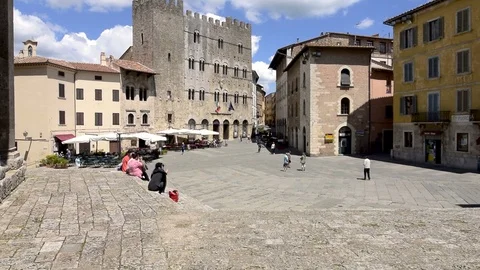 Garibaldi Square, in the old town centre of Massa Marittima, Tuscany, Italy 库存影片 90075078