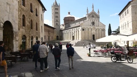 Garibaldi Square, in the old town centre of Massa Marittima, Tuscany, Italy Vídeo Stock 90075100