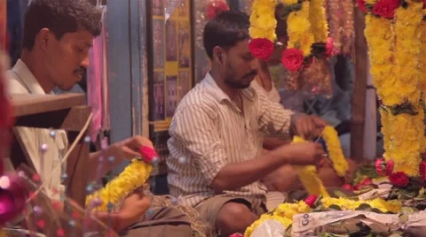 Garland makers working in small roadside stall Stockbeeldmateriaal 45346598