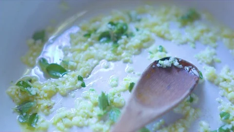 Garlic and herbs being sorted in pan Vídeos de archivo 76136983