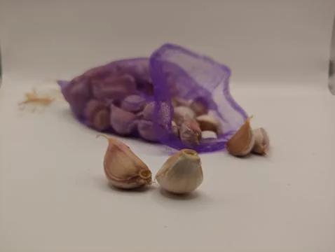 Garlic cloves decor light background Foto stock