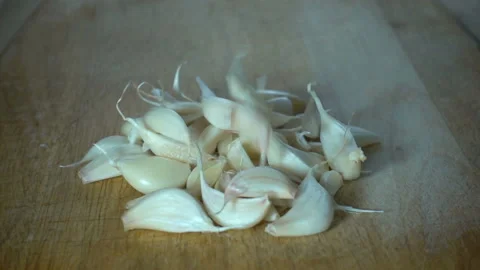 Garlic cloves falling in slow motion Stock Footage 136363706