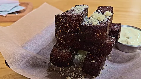 Garlic croutons from Borodino bread Video stock 259247371