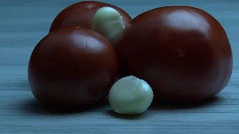 Garlic falls on the big tomatoes Video stock 79790202