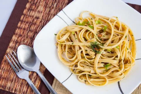 Garlic, Olive Oil & Chili Pepper Peperoncino Spaghetti with spoon and fork Stock Photos