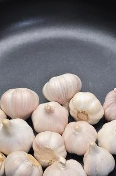 Garlic in the pan Stock-Fotos