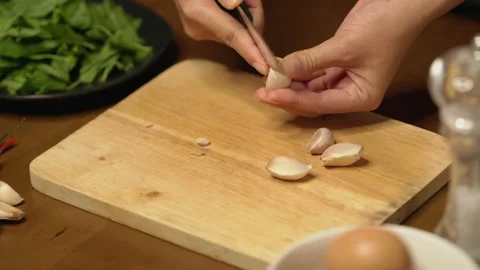 Garlic peeling side shot Stock Footage 149034430