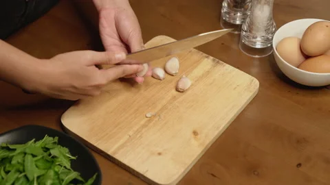 Garlic peeling top shot Stock Footage 149035337