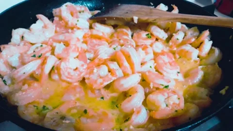 Garlic prawns cooking in the pan Stock Footage 153248979
