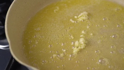Garlic roasting Stock Footage 128636904