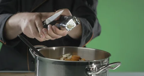 Garlic shooter in the pan 스톡 동영상 112102843