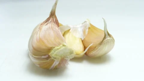 Garlic on white background Vidéo 217434851