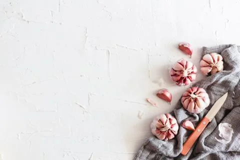 Garlic on a white plaster surface Foto stock