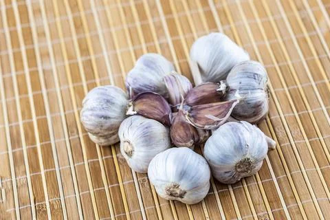Garlic white whole complex in a circle on the wooden background Foto stock