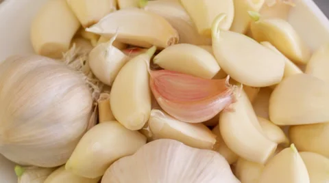 Garliccloves on rotating display - close up Stock Footage 35959801
