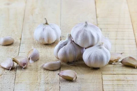 Garlics on the wooden background 스톡 사진