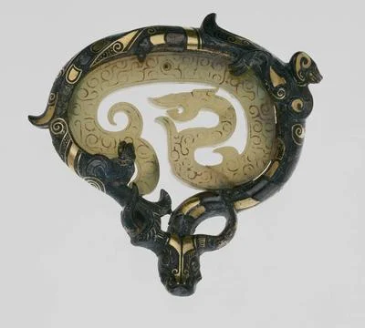 Garment Hook 310 BCE 90 BCE China. The buttonlike knob on the back of this... Foto stock