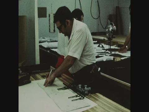 Garment worker grading patterns, Abe Schrader, fashion district, 1971 Vídeo Stock 82520439
