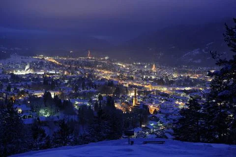 Garmisch-Partenkirchen in Bayern im Winter bei Nacht Garmisch-Partenkirche... Stock Photos