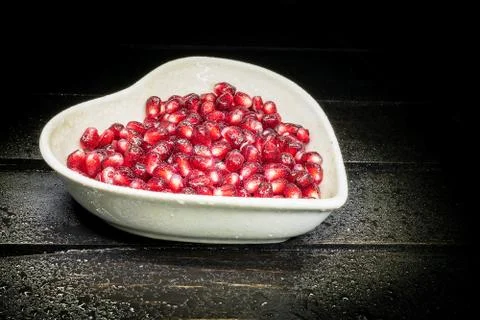 Garnet on black in dish Foto stock