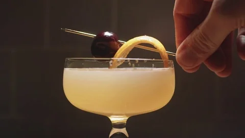 Garnishing a Cocktail Vidéo 84900632