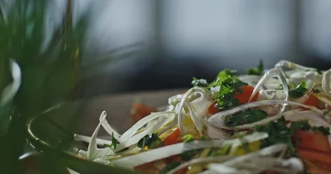 Garnishing sallad 스톡 동영상 108564925