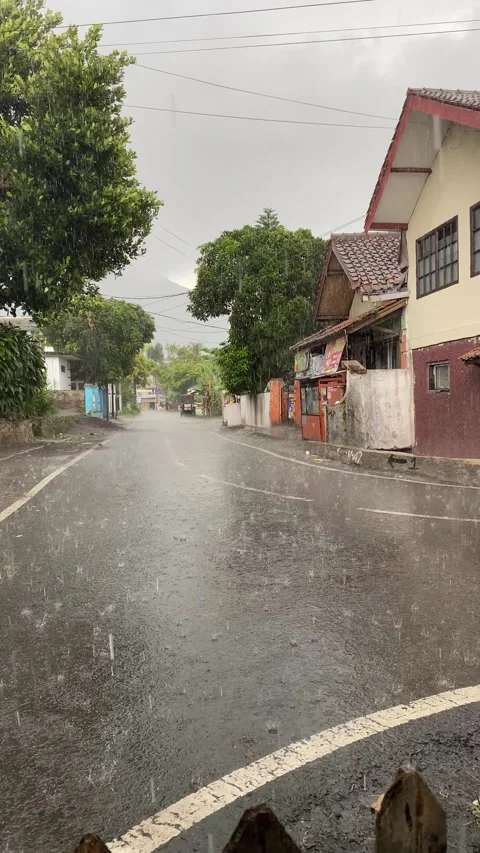 Garut, May 19, 2025 residential road conditions heavy rain Vídeo Stock 310180053