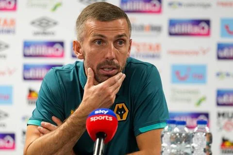  Gary O Neil (Manager) of Wolverhampton Wanderers post-match interview aft... Foto stock