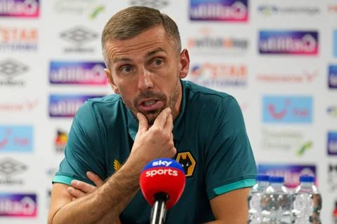  Gary O Neil (Manager) of Wolverhampton Wanderers post-match interview aft... Foto stock