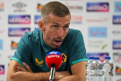  Gary O Neil (Manager) of Wolverhampton Wanderers post-match interview aft... Foto stock