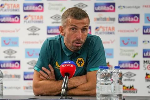  Gary O Neil (Manager) of Wolverhampton Wanderers post-match interview aft... Foto stock